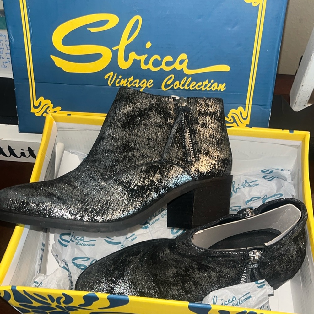 Sbicca Lorelei Bearden Short Boot Pewter and Black w/side Zippers sz 6.5 NWT